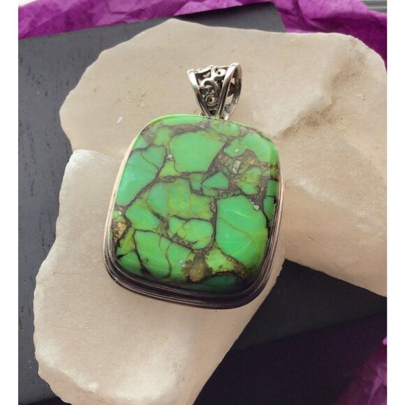 Gaspeite Sterling Silver Pendant With Intricate Bail Design - Picture 1 of 6